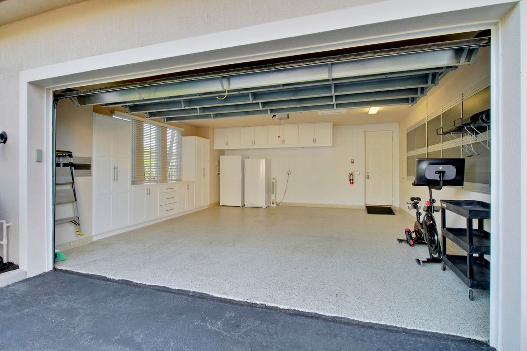 合同活跃: $3,349,000 (3 贝兹, 2 浴室, 2493 平方英尺)