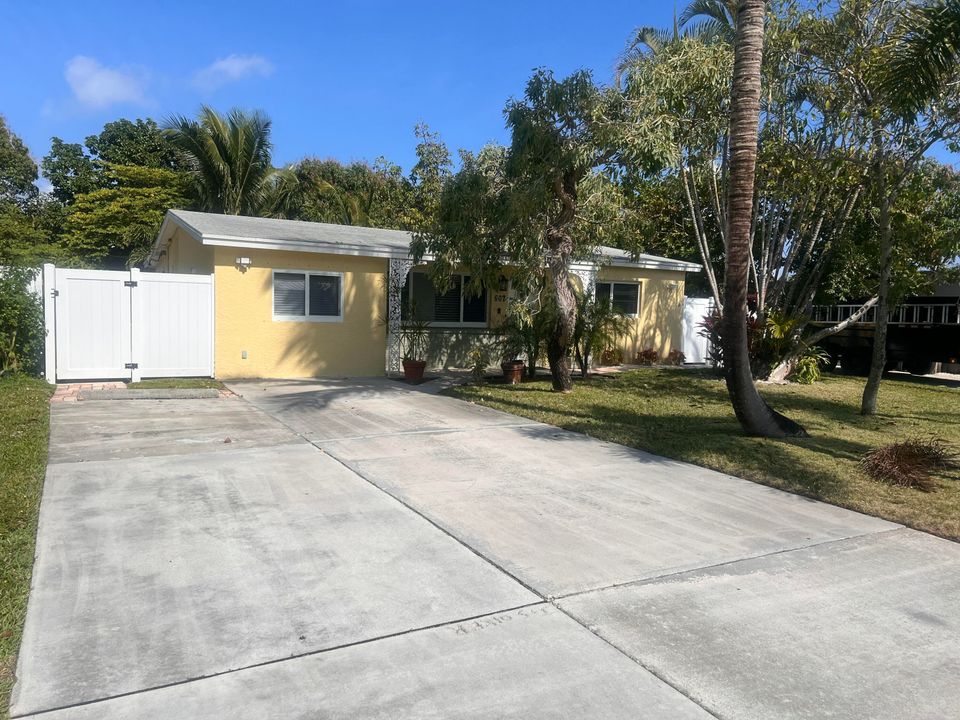 For Sale: $609,999 (3 beds, 2 baths, 1167 Square Feet)