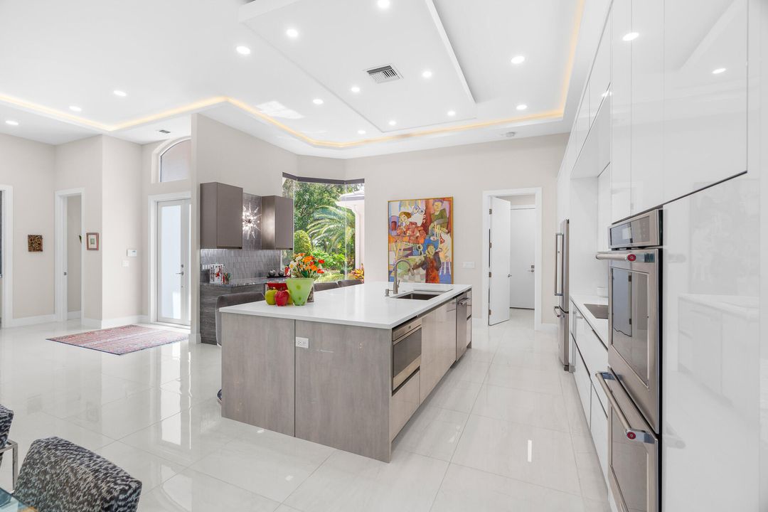 合同活跃: $1,720,000 (3 贝兹, 3 浴室, 2608 平方英尺)