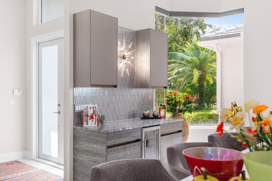 合同活跃: $1,720,000 (3 贝兹, 3 浴室, 2608 平方英尺)