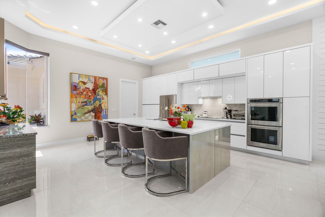 合同活跃: $1,720,000 (3 贝兹, 3 浴室, 2608 平方英尺)