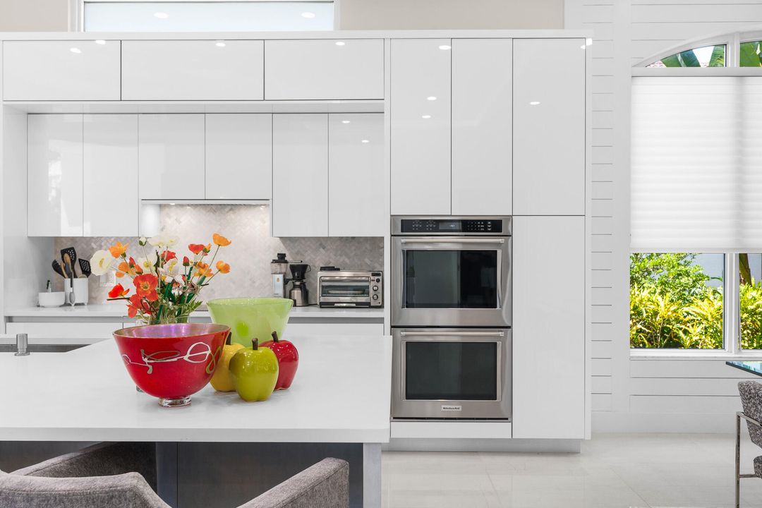 合同活跃: $1,720,000 (3 贝兹, 3 浴室, 2608 平方英尺)