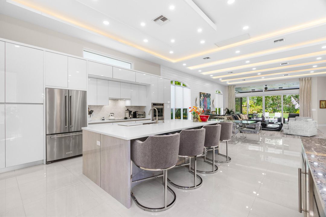 合同活跃: $1,720,000 (3 贝兹, 3 浴室, 2608 平方英尺)