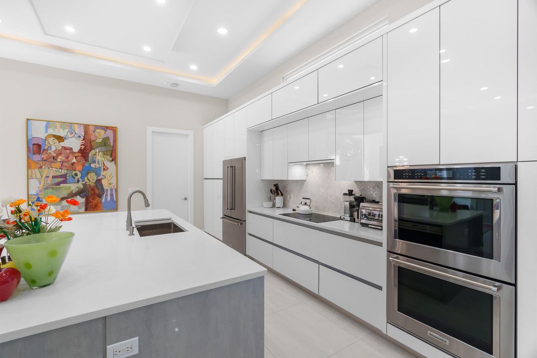 合同活跃: $1,720,000 (3 贝兹, 3 浴室, 2608 平方英尺)