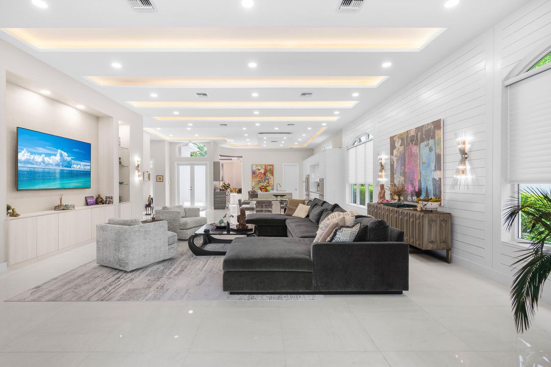 合同活跃: $1,720,000 (3 贝兹, 3 浴室, 2608 平方英尺)