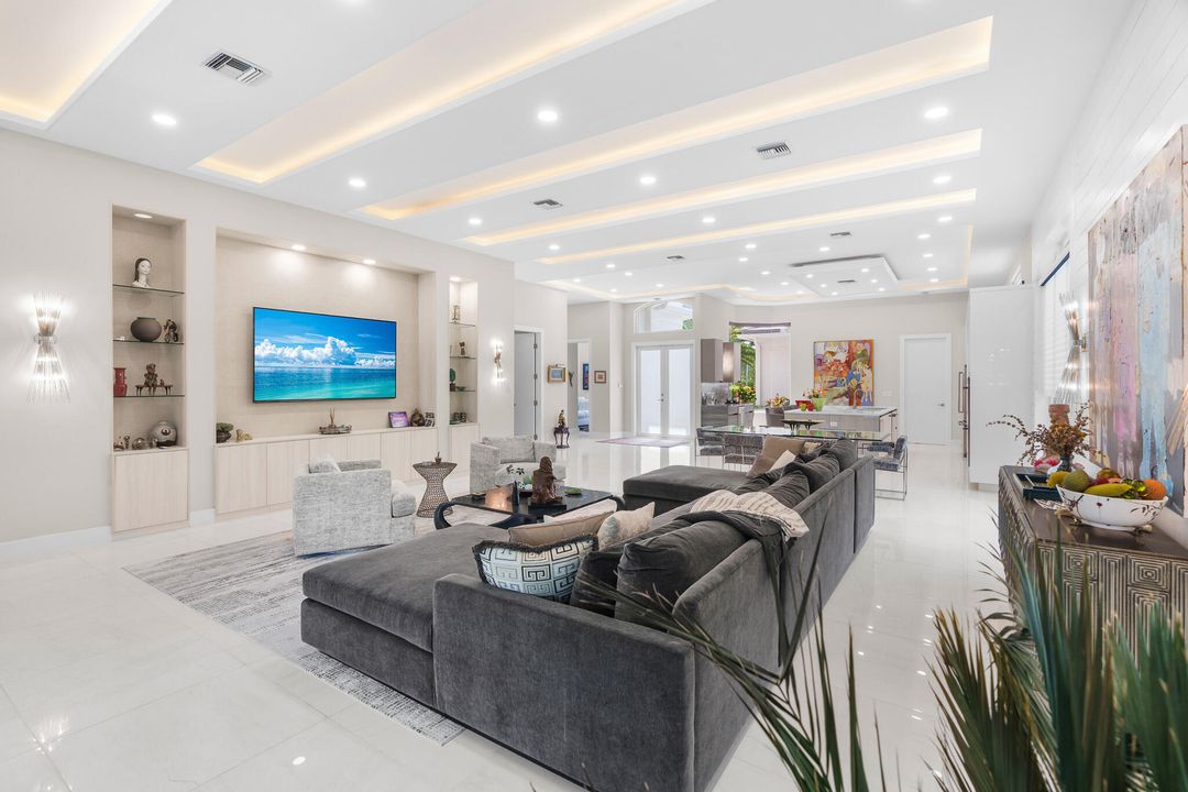 合同活跃: $1,720,000 (3 贝兹, 3 浴室, 2608 平方英尺)