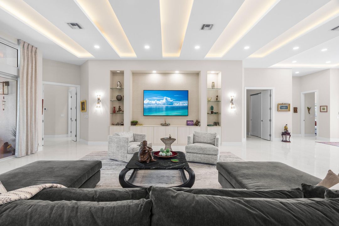 合同活跃: $1,720,000 (3 贝兹, 3 浴室, 2608 平方英尺)