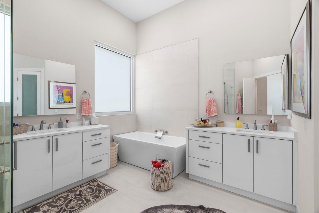 合同活跃: $1,720,000 (3 贝兹, 3 浴室, 2608 平方英尺)