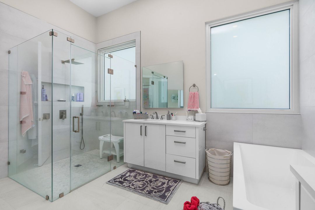 合同活跃: $1,720,000 (3 贝兹, 3 浴室, 2608 平方英尺)