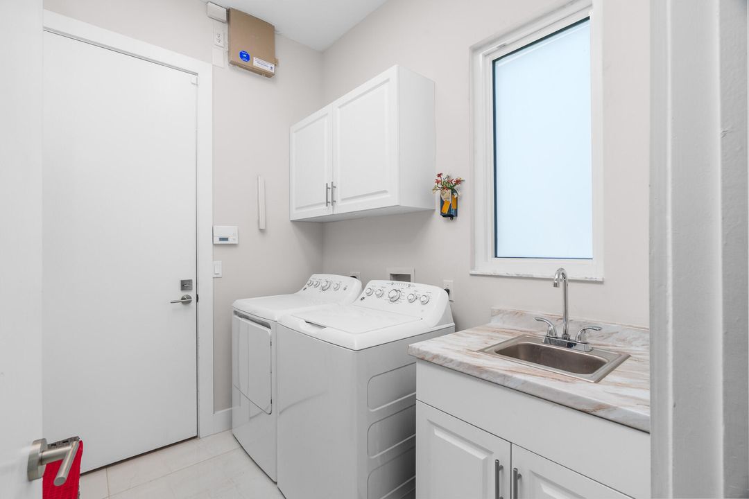 合同活跃: $1,720,000 (3 贝兹, 3 浴室, 2608 平方英尺)