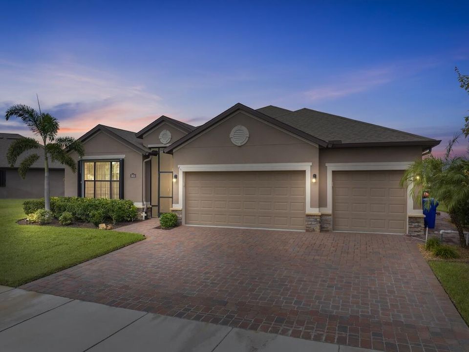 合同活跃: $599,000 (3 贝兹, 3 浴室, 2312 平方英尺)