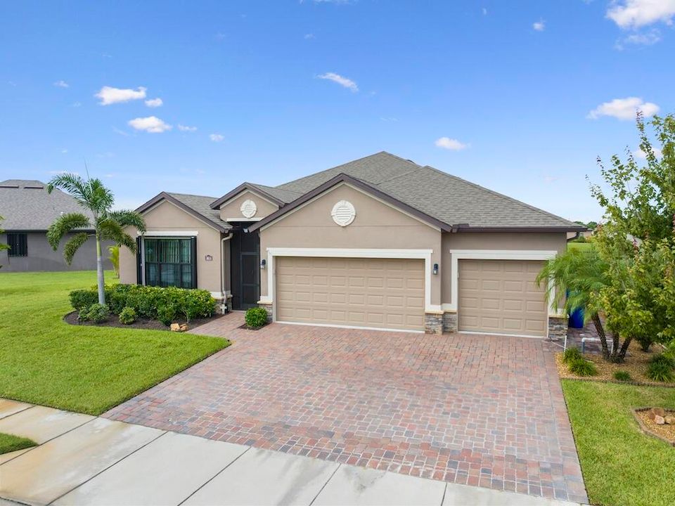 合同活跃: $599,000 (3 贝兹, 3 浴室, 2312 平方英尺)