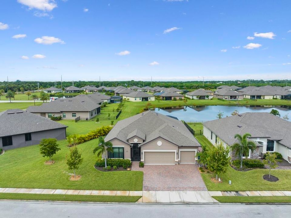 合同活跃: $599,000 (3 贝兹, 3 浴室, 2312 平方英尺)