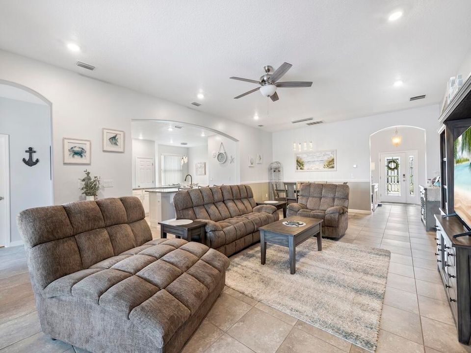 合同活跃: $599,000 (3 贝兹, 3 浴室, 2312 平方英尺)