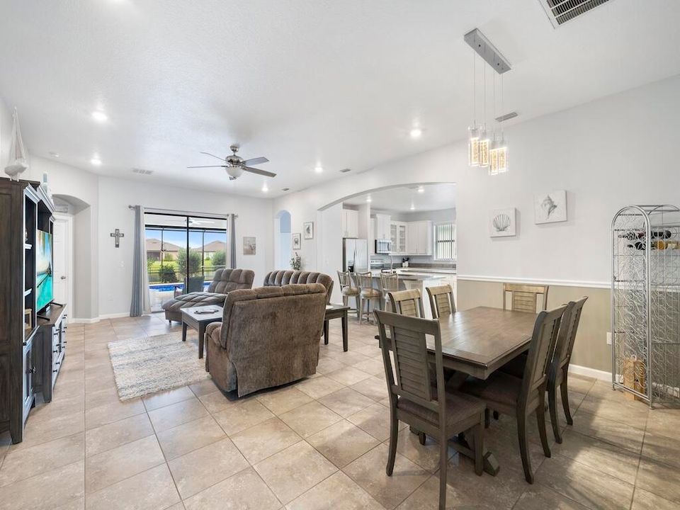 合同活跃: $599,000 (3 贝兹, 3 浴室, 2312 平方英尺)