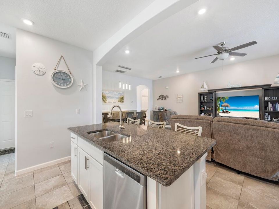 合同活跃: $599,000 (3 贝兹, 3 浴室, 2312 平方英尺)