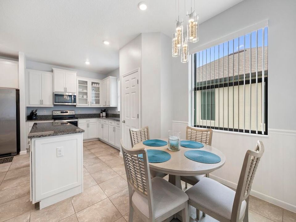 合同活跃: $599,000 (3 贝兹, 3 浴室, 2312 平方英尺)