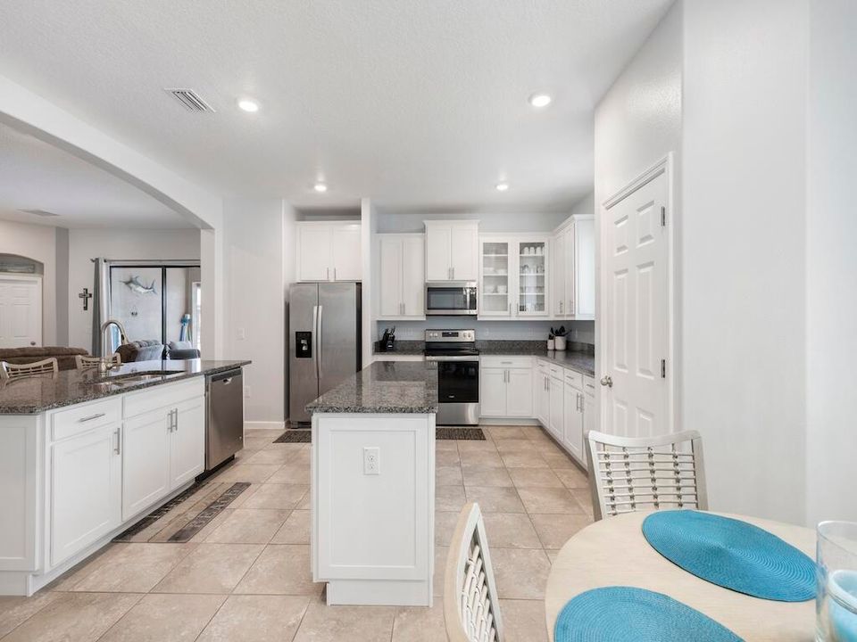 合同活跃: $599,000 (3 贝兹, 3 浴室, 2312 平方英尺)