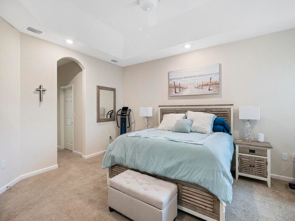 合同活跃: $599,000 (3 贝兹, 3 浴室, 2312 平方英尺)