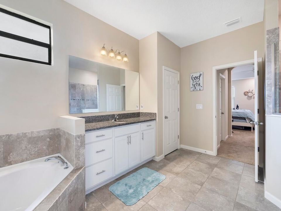 合同活跃: $599,000 (3 贝兹, 3 浴室, 2312 平方英尺)