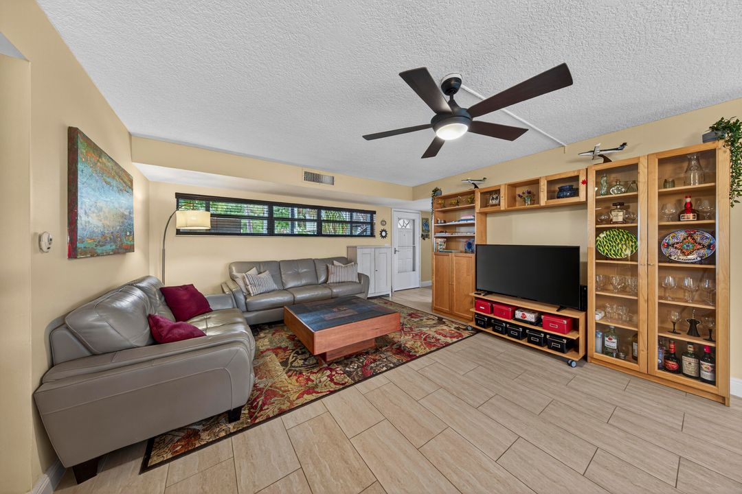 Active With Contract: $345,000 (2 beds, 2 baths, 1286 Square Feet)