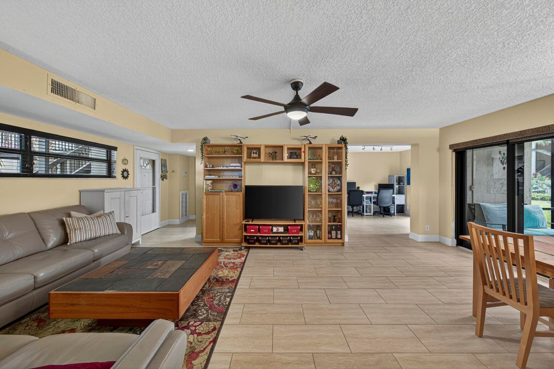 Active With Contract: $345,000 (2 beds, 2 baths, 1286 Square Feet)