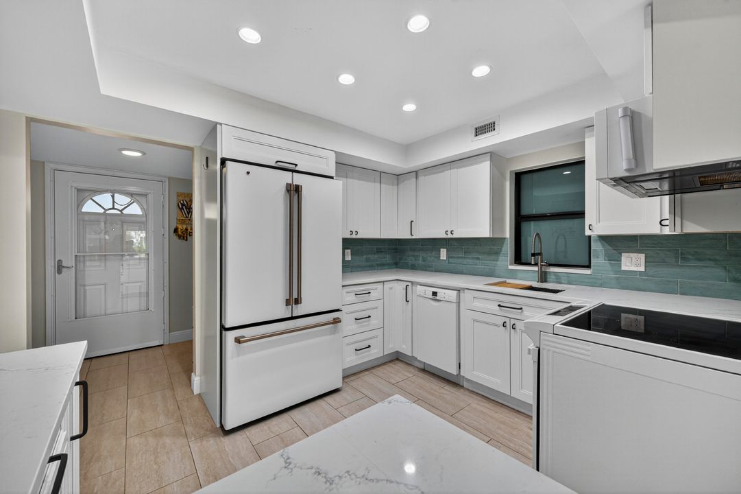 Active With Contract: $345,000 (2 beds, 2 baths, 1286 Square Feet)