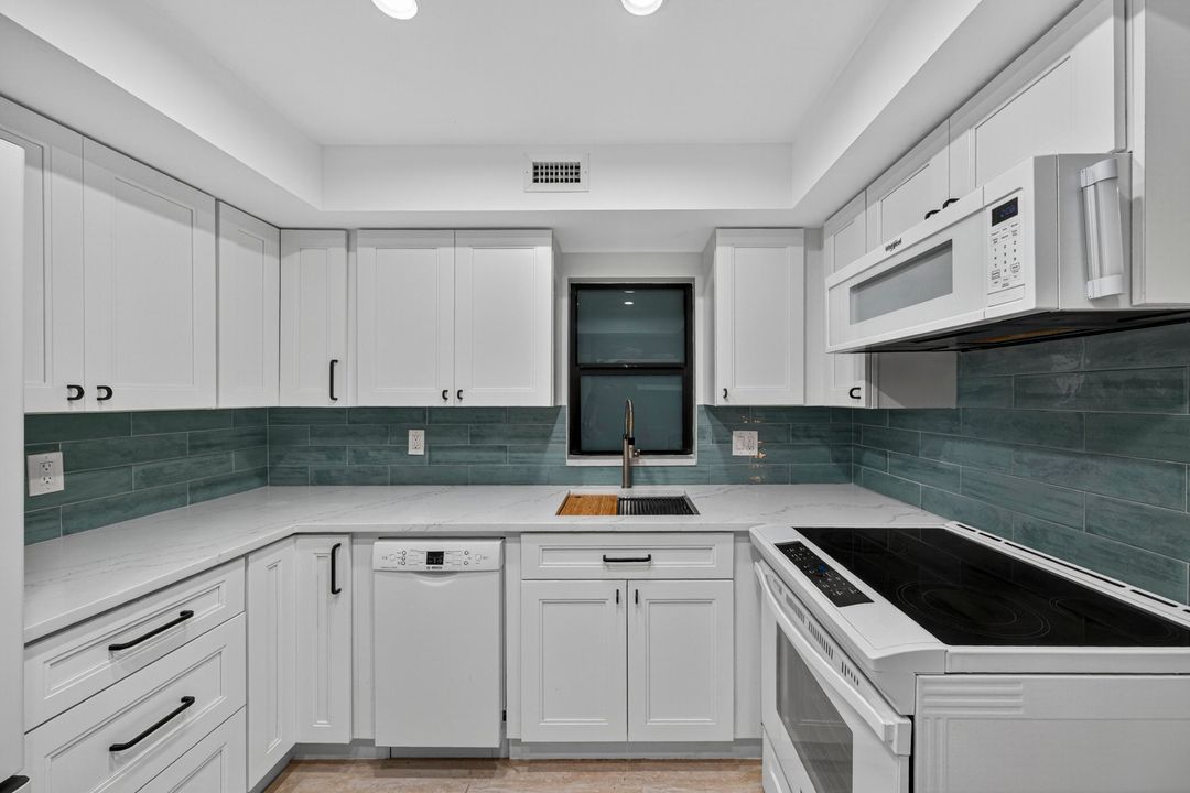 Active With Contract: $345,000 (2 beds, 2 baths, 1286 Square Feet)