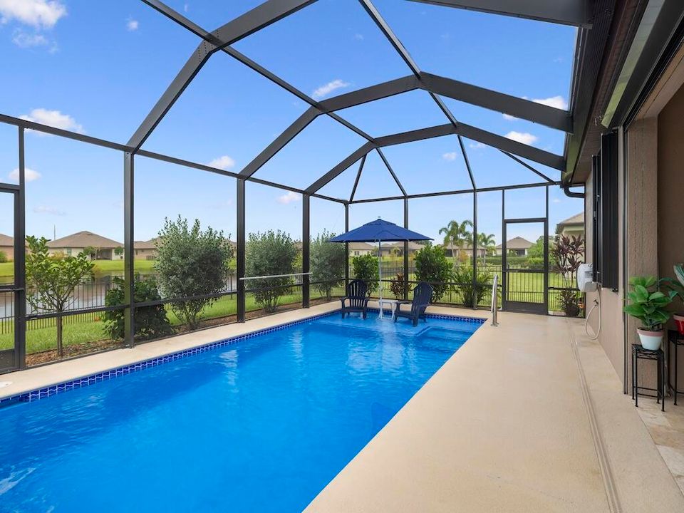 合同活跃: $599,000 (3 贝兹, 3 浴室, 2312 平方英尺)