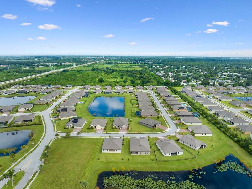 合同活跃: $599,000 (3 贝兹, 3 浴室, 2312 平方英尺)