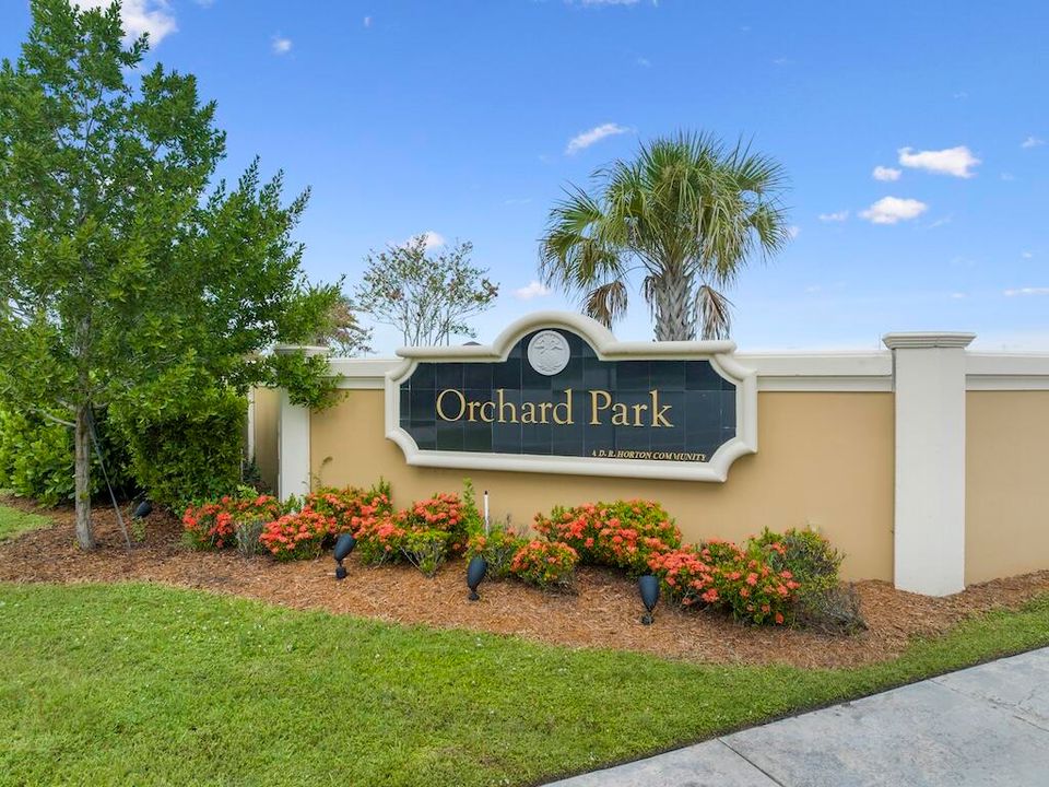 合同活跃: $599,000 (3 贝兹, 3 浴室, 2312 平方英尺)