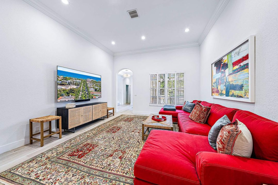 Activo con contrato: $12,000 (4 camas, 4 baños, 2837 Pies cuadrados)