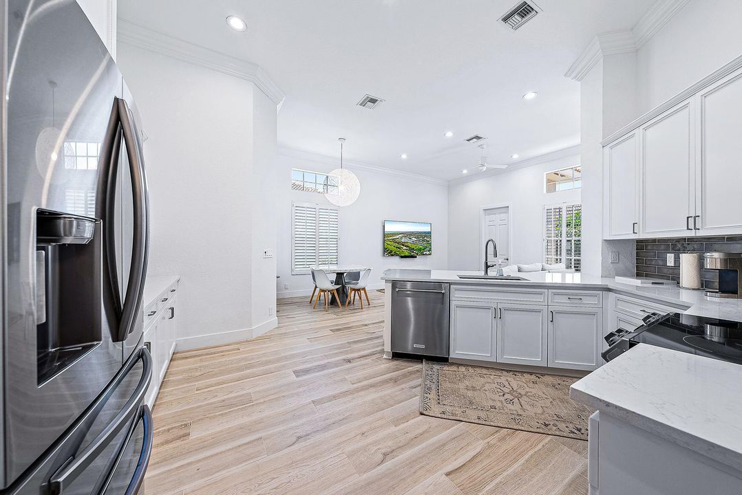 Activo con contrato: $12,000 (4 camas, 4 baños, 2837 Pies cuadrados)