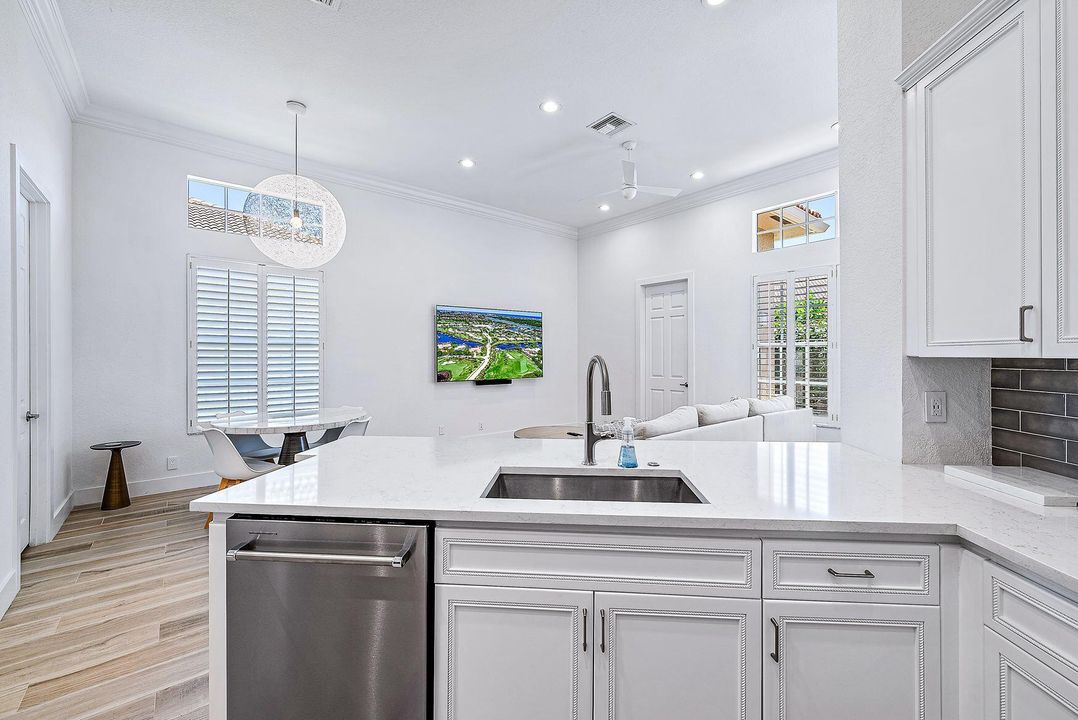 Activo con contrato: $12,000 (4 camas, 4 baños, 2837 Pies cuadrados)