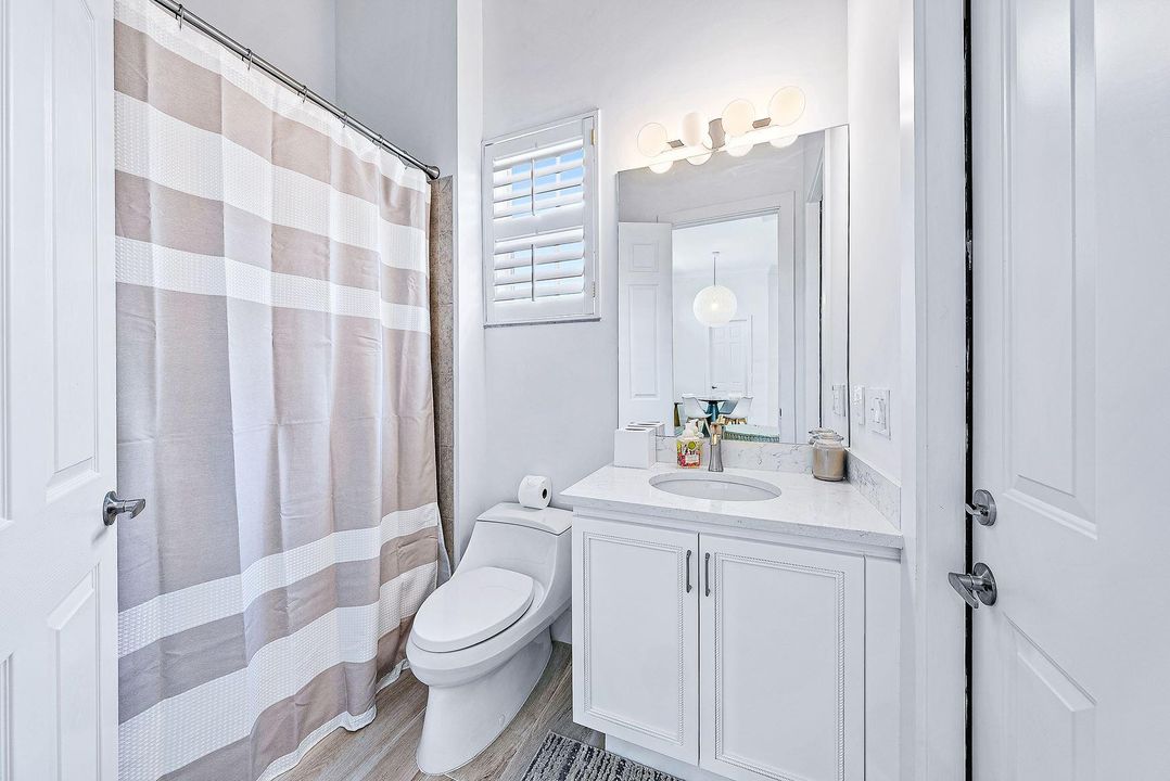 Activo con contrato: $12,000 (4 camas, 4 baños, 2837 Pies cuadrados)