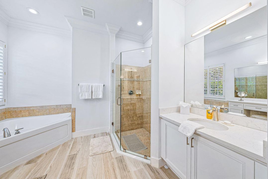 Activo con contrato: $12,000 (4 camas, 4 baños, 2837 Pies cuadrados)