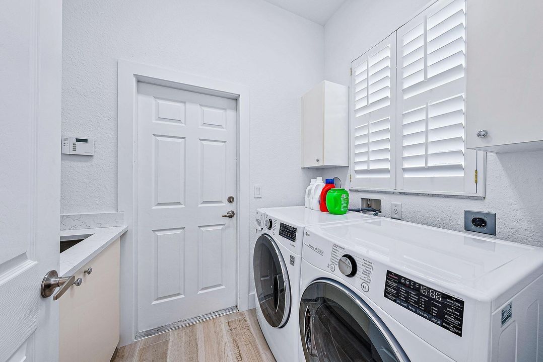 Activo con contrato: $12,000 (4 camas, 4 baños, 2837 Pies cuadrados)