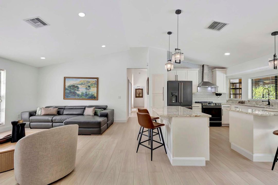 Activo con contrato: $9,000 (4 camas, 2 baños, 2257 Pies cuadrados)