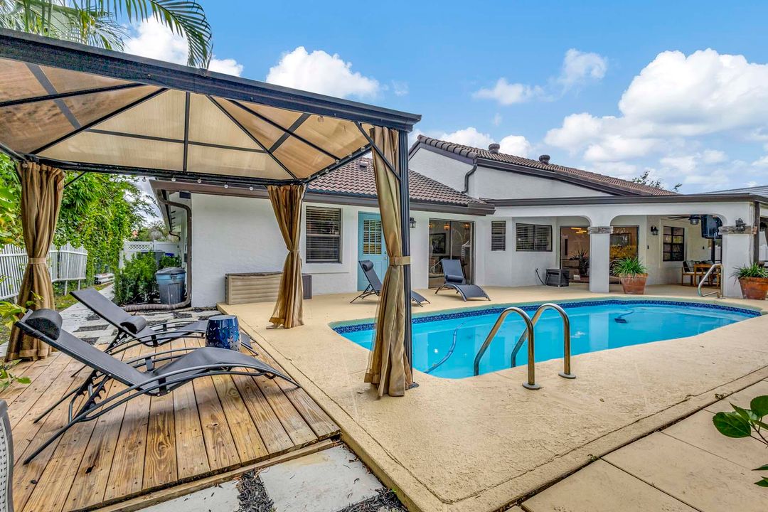 Activo con contrato: $9,000 (4 camas, 2 baños, 2257 Pies cuadrados)