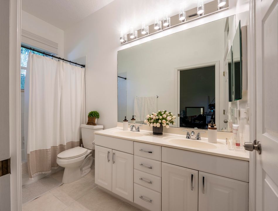 待售: $1,100,000 (4 贝兹, 3 浴室, 2817 平方英尺)