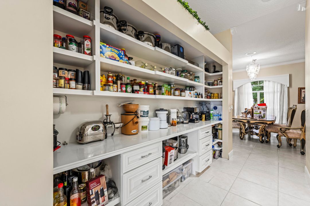 待售: $1,100,000 (4 贝兹, 3 浴室, 2817 平方英尺)