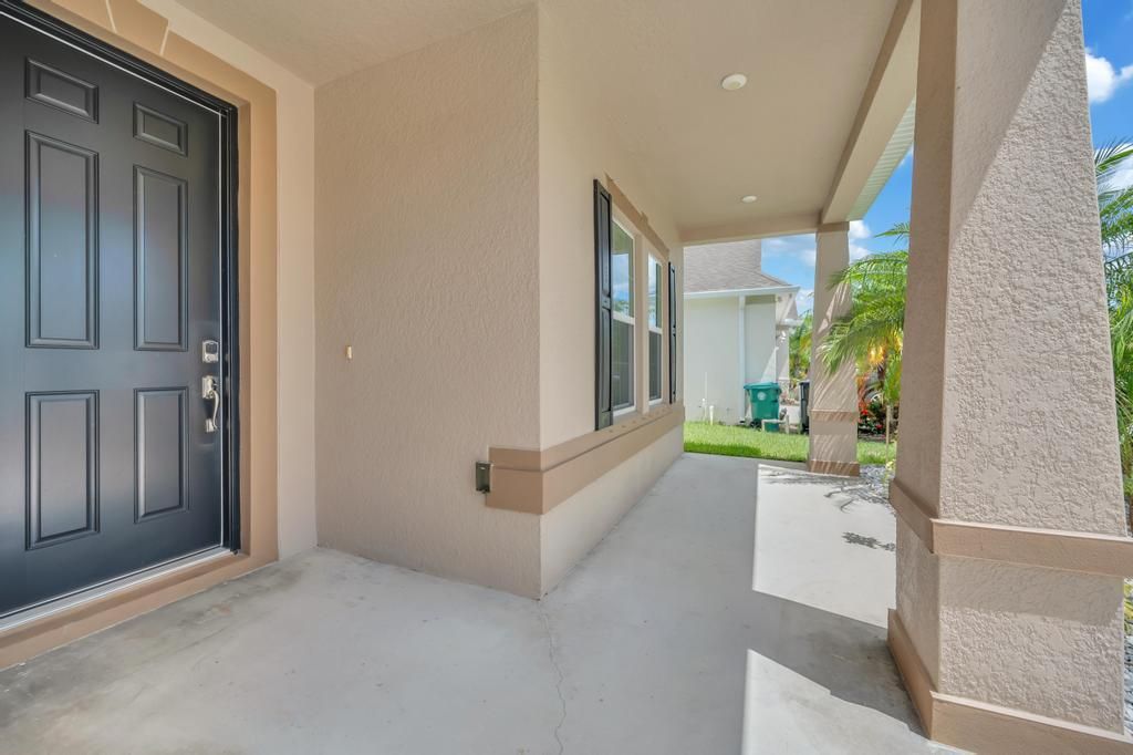 Activo con contrato: $2,600 (4 camas, 2 baños, 2000 Pies cuadrados)