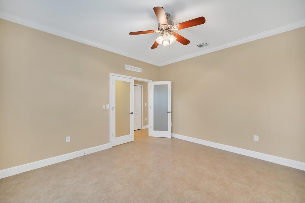 Activo con contrato: $2,600 (4 camas, 2 baños, 2000 Pies cuadrados)