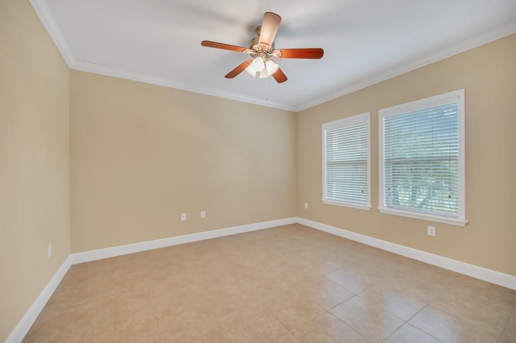 Activo con contrato: $2,600 (4 camas, 2 baños, 2000 Pies cuadrados)