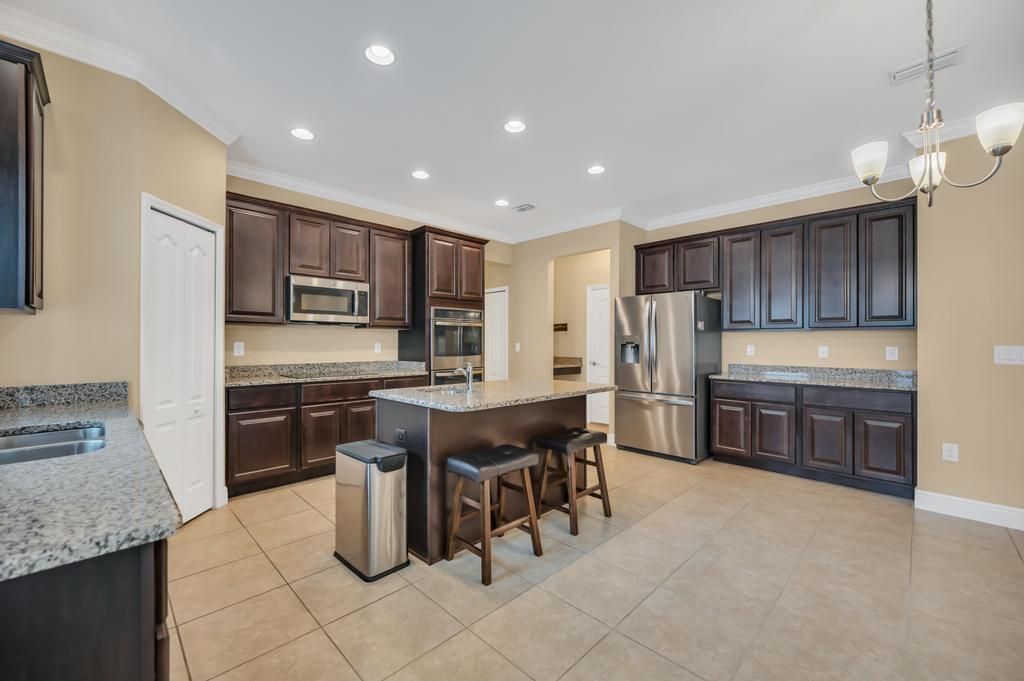 Activo con contrato: $2,600 (4 camas, 2 baños, 2000 Pies cuadrados)