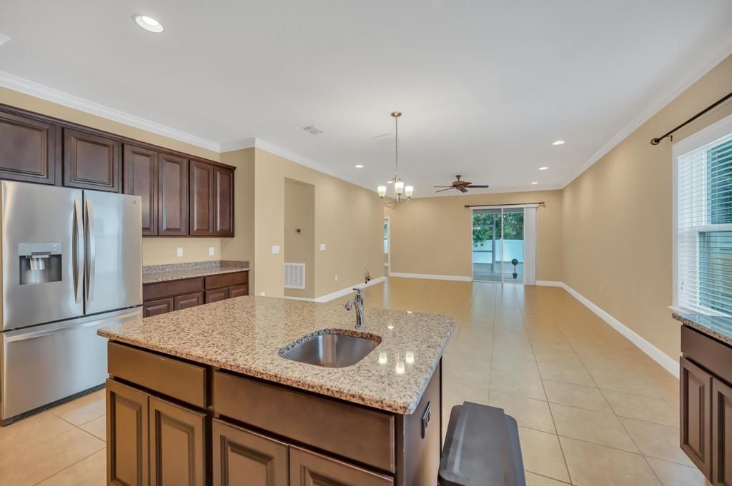 Activo con contrato: $2,600 (4 camas, 2 baños, 2000 Pies cuadrados)