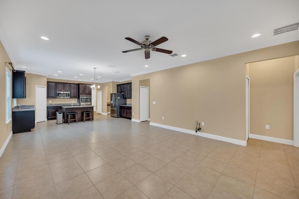 Activo con contrato: $2,600 (4 camas, 2 baños, 2000 Pies cuadrados)