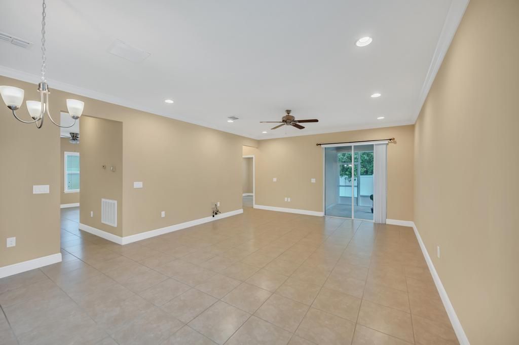 Activo con contrato: $2,600 (4 camas, 2 baños, 2000 Pies cuadrados)