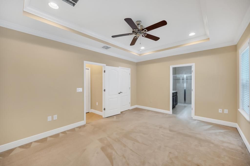 Activo con contrato: $2,600 (4 camas, 2 baños, 2000 Pies cuadrados)