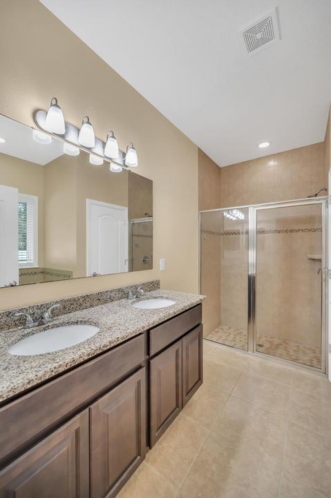 Activo con contrato: $2,600 (4 camas, 2 baños, 2000 Pies cuadrados)